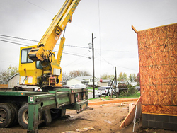 cei-cranes-lifts-roof-frame-for-habitat-for-humanity-sm